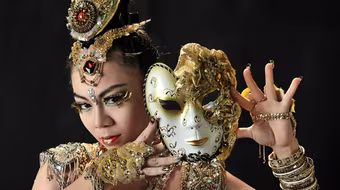 Những shoot hình nóng bỏng của "cô gái vàng" bellydance