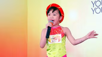 "Thần đồng hát xẩm" Võ Hương Giang đem nghệ thuật truyền thống vào bệnh viện