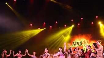 Vũ đoàn Sadie "đốt cháy" sân khấu Cung An Định bằng màn múa bụng nóng bỏng