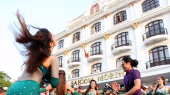 "Bỏng mắt" ngắm dàn vũ công múa bụng trên đường phố