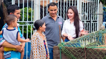 Quyền Linh cùng doanh nhân Janny Thuỷ Trần mua heo giống làm quà tặng