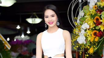 Dương Kim Ánh diện đầm cách điệu khoe "vòng eo con kiến"