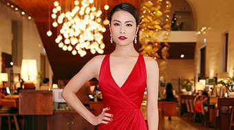 Diện váy xẻ cao, Hoàng Thuỳ Linh gợi cảm hút ánh nhìn