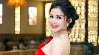 Janny Thủy Trần diện đầm khoe vai trần và vòng 1 gợi cảm