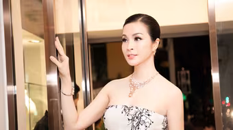 MC Thanh Mai diện đầm lộng lẫy, khoe vai trần quyến rũ