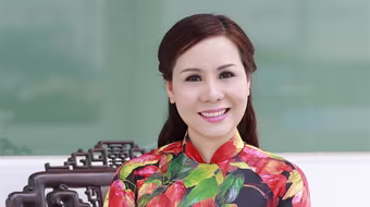 Nữ hoàng Kim Chi đẹp lạ với áo dài họa tiết lá thu