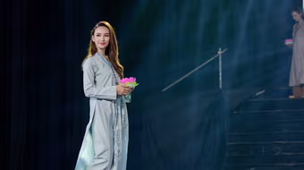 Hoa hậu Ngọc Diễm trình diễn áo dài mang dấu ấn Phật giáo