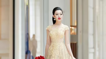 Hoa hậu Huỳnh Thúy Anh điệu đà xuống phố đón Giáng sinh