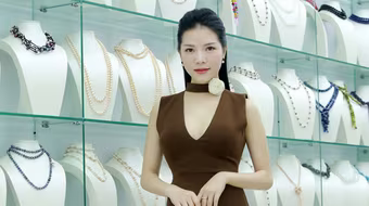 MC Nhã Uyên khoe vẻ trẻ trung, quyến rũ với những bộ trang sức độc đáo