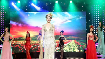 Hoa hậu Lê Thanh Thúy làm vedette trong show thời trang đầu năm mới