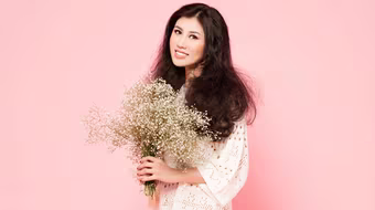 Top 9 Hoa hậu Du lịch quốc tế Emily Hồng Nhung ngọt ngào đón Valentine