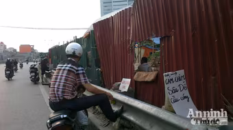 Khoét tôn, biến hàng rào công trình thành “chuỗi cửa hàng ô vuông”