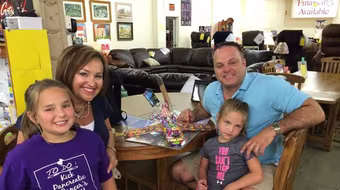 Bé gái 7 tuổi đã sống sót kỳ diệu thế nào sau tai nạn máy bay kinh hoàng?