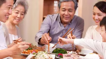 Bữa cơm gia đình thời “hiện đại”: Ăn sẵn nhiều dễ…mất ngon