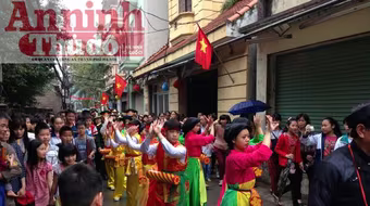 Lễ rước “hoành tráng” ở làng lụa lớn nhất nước