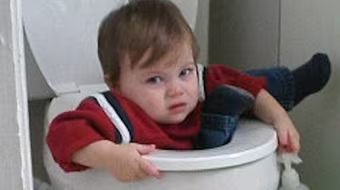 Bị bắt vì để con mắc kẹt, khóc 30 phút trong WC