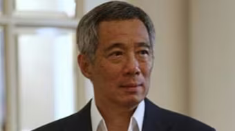 Thủ tướng Singapore bất ngờ choáng váng khi đang đọc thông điệp quốc khánh