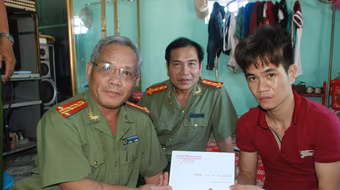 Quảng Ngãi: Thăm, tặng quà 2 ngư dân bị thương do tàu Trung Quốc tấn công