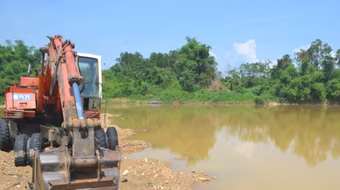 Máy xúc sụt xuống hố sâu, một công nhân tử vong