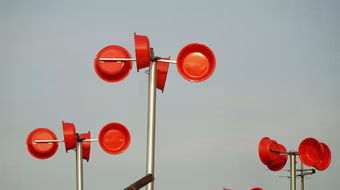 Chậu nhựa tạo điện gió ở xóm thuyền Hà Nội