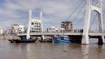 Đang giải cứu con tàu bị thủy triều "ép chặt" vào gầm cầu ở Bình Thuận