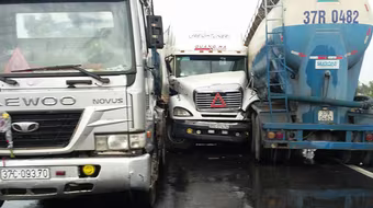 Tai nạn giao thông liên hoàn, tài xế và phụ xe container mắc kẹt trong cabin