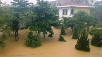 Nhiều nơi ở Quảng Bình ngập trong nước, 5 người chết và mất tích 