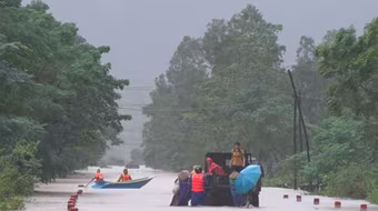 Quảng Bình: 11 tàu cá bị chìm, một ngư dân mất tích