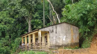 Cả trăm học sinh ngày ngày ngồi học dưới chân núi có nguy cơ sạt lở