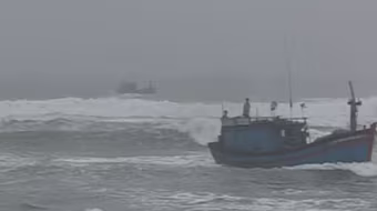 Quảng Ngãi: 3 tàu cá bị chìm, 1 ngư dân mất tích trên biển  