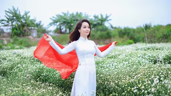 Mai Thu Huyền đẹp dịu dàng cùng cúc họa mi