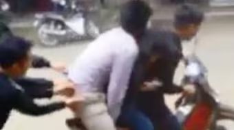 Cô gái gào khóc khi bị đám trai bắt về làm vợ