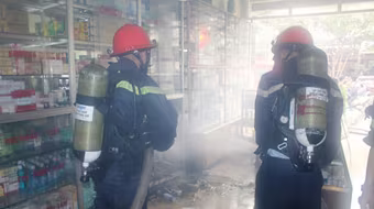 Dùng thang giải cứu 5 người trong căn nhà bị cháy