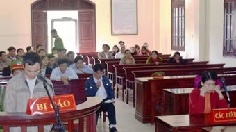 Cầm dao chém hàng xóm vì nghi ngờ bị ném đá vào nhà