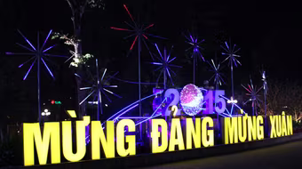 Phố phường Hà Nội "thay áo mới" đón Tết 