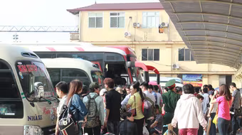 Bến xe, ga tàu chật cứng người trong ngày nghỉ lễ đầu tiên