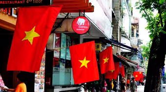 Hà Nội rực rỡ, bình yên trong ngày 30-4 lịch sử