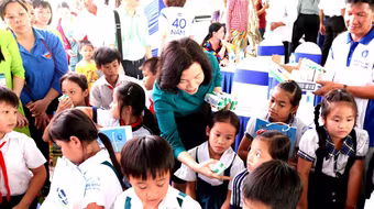 Quỹ sữa vươn cao Việt Nam và Vinamilk tiếp tục trao tặng gần 130.000 ly sữa cho trẻ em tại Vĩnh Long