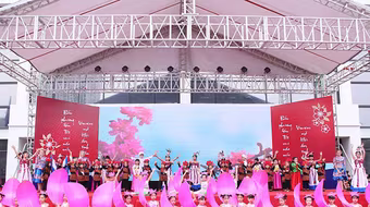 Hội Xuân Vinschool 2017: "Tết bốn phương, Xuân yêu thương"