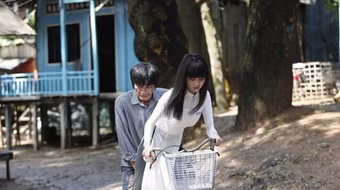 Ngọc Trinh lội bùn, đội cơn mưa tầm tã mang cơm cho cha