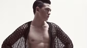 "Chàng thơ" của NTK Đỗ Mạnh Cường - Lê Xuân Tiền vẫn mạnh mẽ trong trang phục phi giới tính