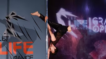 Vũ công Quang Đăng lần đầu múa cột mừng lên chức "ông chủ"