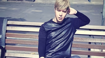 Mặc nắng nóng, Nathan Lee miệt mài tạo dáng khoe BST áo hàng hiệu