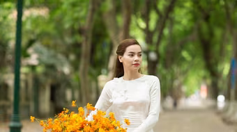 Hồ Ngọc Hà đẹp dịu dàng trên đường phố Thủ đô 
