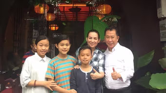 Vua đầu bếp Yan can cook ghé thăm nhà hàng chay của Phi Nhung