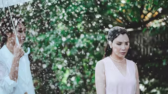 Hồ Quỳnh Hương dầm mưa lạnh ở Đà Lạt để kể chuyện tình buồn