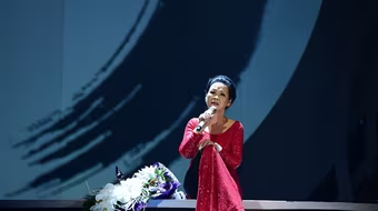 Danh ca Khánh Ly mời Hồ Ngọc Hà đệm đàn và hát chung cùng mình