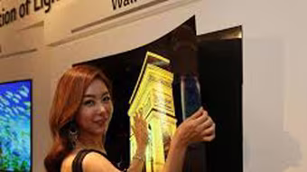  Màn hình siêu mỏng dày chưa đến 1mm.