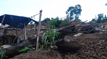 Dùng thuốc nổ  phá hủy các  hầm vàng trái phép