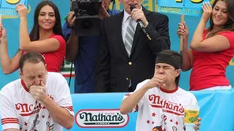 Ăn hết 62 chiếc bánh mì kẹp xúc xích trong 10 phút